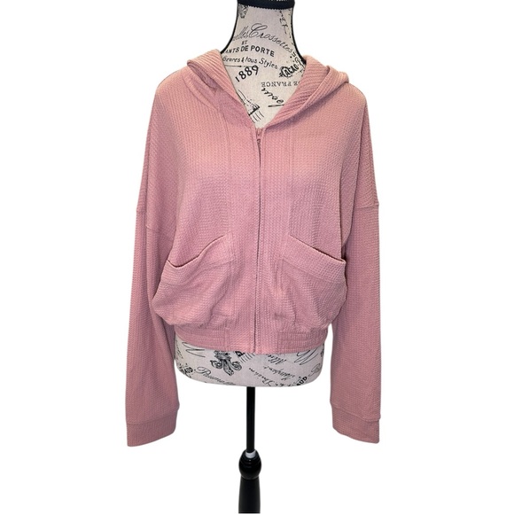 BCBGeneration Pink Textured Cropped Hoodie - Picture 10 of 11